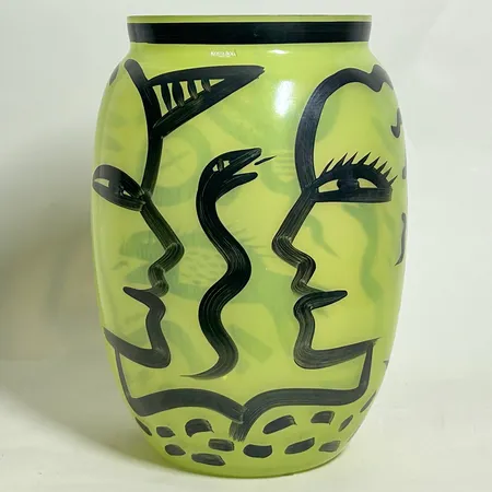 Caramba Lime av Ulrica Hydman Vallien Kosta Boda, vasa/kruka höjd 34cm Ø ca 18cm, signerad nr 7040542, etikettmärkt, handmålad Vikt: 0 g Skickas med postpaket.