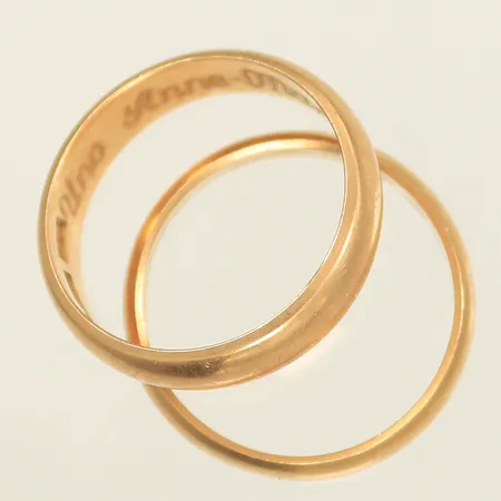 Två ringar släta, stl 17, bredd 4,5mm, stl 17, bredd 4,7mm, gravyr, 18K Vikt: 7,9 g