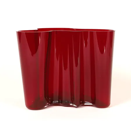 Vas, Alvar Aalto, "Savoy", Iittala, organisk form av röd glasmassa, höjd 16cm, slitage, repor undertill, kant med några mindre märken. Skickas med postpaket.