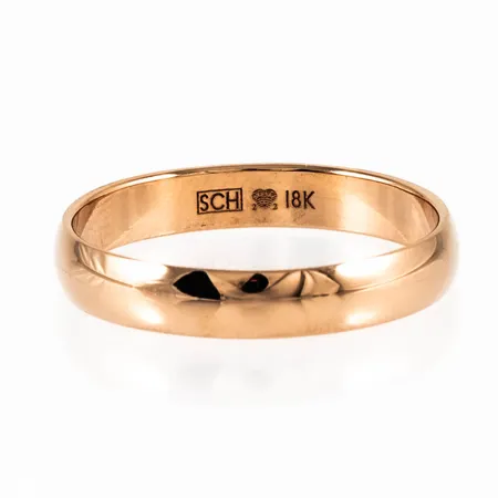 Slät ring i 18K guld. Den är i storlek 18, är 3,5 mm bred, 1 mm hög och väger 2,7g. Stämplad SCH (Schalins Ringar, Östersund), 18K & kattfot. Fint skick- spegelblank.