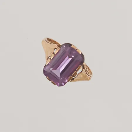 Ring, ametist, Ø17, bredd: 2,3-12,9mm, gravyr, 14K, 2,8g.