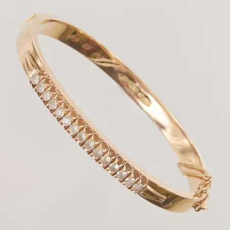 Stelt armband, vita stenar, innermått: 60x55mm, gravyr, 14K, 11,6g.