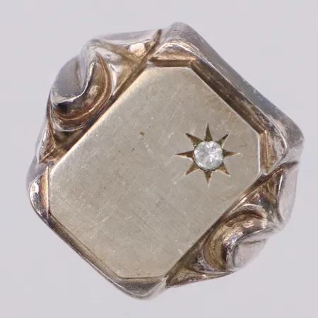 Klackring med vit sten, stl 19½, bredd 20,5mm, 925/1000 silver  Vikt: 8,1 g