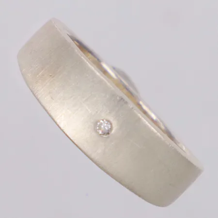 Ring med vit sten, stl 18¼, Guldfynd, 925/1000 silver Vikt: 5,7 g