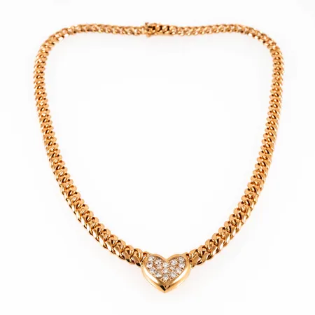 Maffigt collier i 18K guld: Doserad pansar med integrerat hänge Hjärta fattade med 13 x c:a 0,05ct och 2 x c:a 0,03ct briljantslipade diamanter. Det är 40,5 cm långt, 5,5 - 8 mm brett och väger 52,0g. Hjärtats mått 18,5 x 17,5 mm. Kistlås. Fint skick. Stämplad K10 (1984), JEH (Jan Hellströmer, Stockholm), 18K & kattfot.