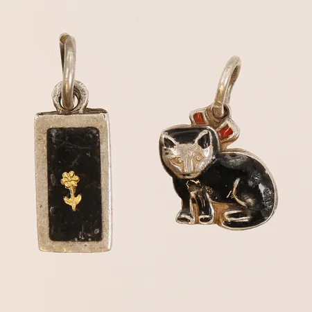 Två hängen med emaljdekor, 11mm respektive 13mm, silver. Vikt: 1,9 g