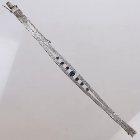 Armband med blå stenar, längd ca 18,5cm, bredd 6-10mm, säkerhetskedja av defekt, 830/1000 silver Vikt: 16 g