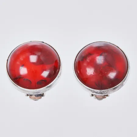 Ett par örhängen med bärnsten, Ø ca 14mm, clips, 830/1000, silver Vikt: 4,7 g