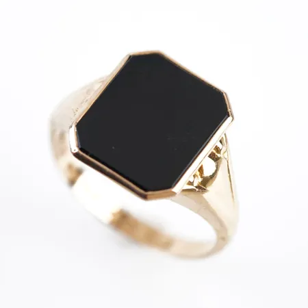 Ring m svart sten, stl 20(64), bredd 15mm, 18k Vikt: 4,2 g