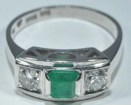 Vitguldsring med diamanter + 1 smaragd 0,37ct 18k 6,4 gr Ø 18 mm Vikt: 6,4 g