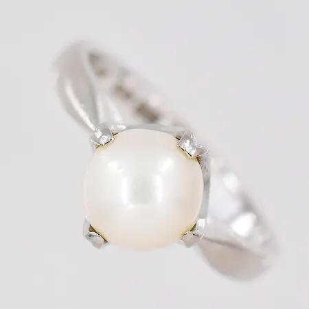 Ring vitguld, stl 15½, pärla Ø 6,8mm, 18K Vikt: 3,9 g