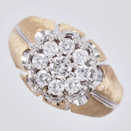 Ring med diamanter ca 1x0,20ct & 8x0,08ct, stl: 19½, bredd ca 4-12mm, 14K Vikt: 9 g