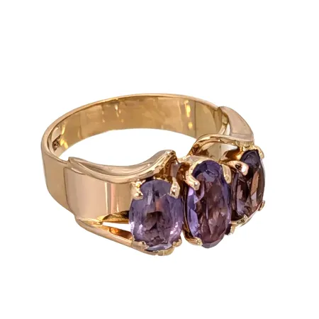 Ring, 18K guld, Ametister 5 x 7 - 5 x 8,5 mm, svensk kontrollstämpel, Ø17,0 mm, bredd 3,5 - 10 mm, fint skick, stenar utan anmärkning Vikt: 6 g