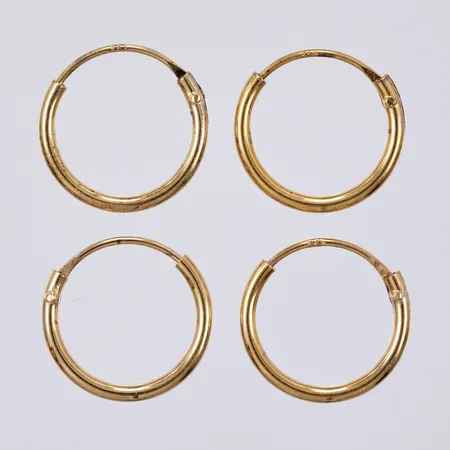 Två par örhängen, Ø ca 1,2cm, bredd: ca 1mm, förgyllda, 925/1000 Silver Vikt: 0,9 g