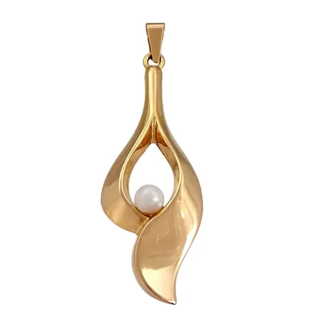 Hänge, 18K guld, odlad Pärla Ø 3 mm, blåvitrosa ton, god lyster, Svenskt Guldsmide Ab (SGS), hängets längd inkl. ögla 32 mm, bredd 10 mm, fint skick Vikt: 0,5 g