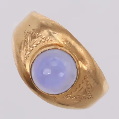 Ring med ljusblå sten, troligen kalcedon, stl 16¼, bredd 10,5mm, 18K Vikt: 2,2 g