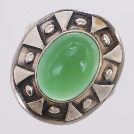 Ring med grön sten, stl 17¾, bredd 3-21mm, skena med hamrad dekor, 835/1000 silver Vikt: 4,3 g