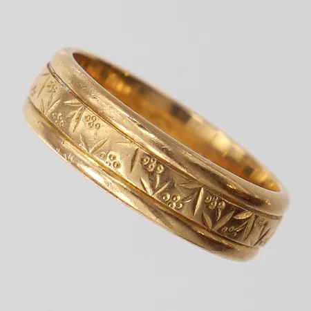 Ring med dekor, stl: 17, bredd 5,5mm, gravyr, 18K. Vikt: 5,7 g