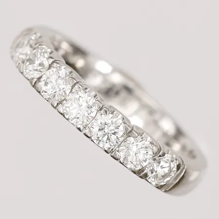 Ring, halvallians med briljantslipade diamanter 7 x ca 0,09ct, kvalitet ca TW(F-G)/några stenar lösa i fattning, stl: 16, gravyr, tillverkad av Artinians Juveler, 18K vitguld Vikt: 4,8 g