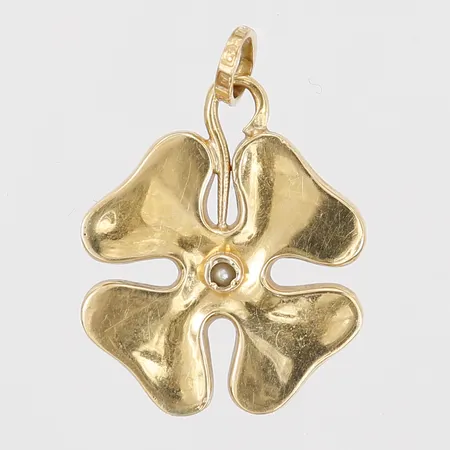 Hänge fyrklöver med pärla, längd 27mm inklusive ögla, bredd 19mm, 18K Vikt: 2 g