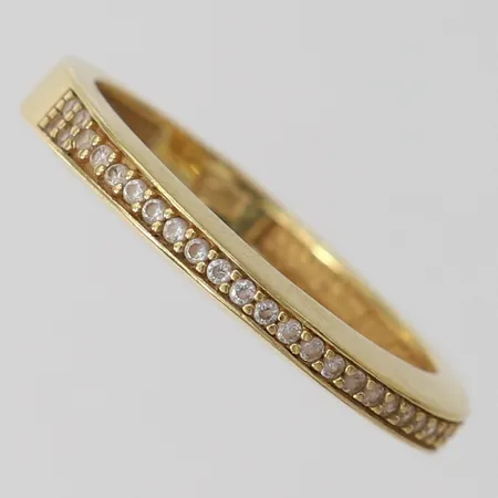 Ring med vita stenar, stl: 18½, bredd 2,7mm, utländska stämplar, 18K.  Vikt: 2,7 g