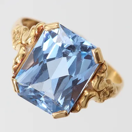 Ring med blå sten, stl 18½, bredd ca 2,3-13mm, Trege Svensson & Alexanderson G-B, år 1954, 18K Vikt: 4,7 g