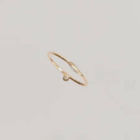 Ring med vit sten, Ø16¼, bredd: 0,9mm, 18K, 0,6g.