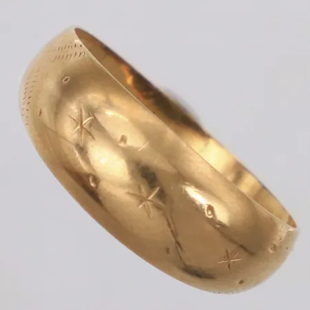 Ring stl 17½, bredd 2,3-7,2mm, mönsterdekor, repor, 18K Vikt: 1,8 g