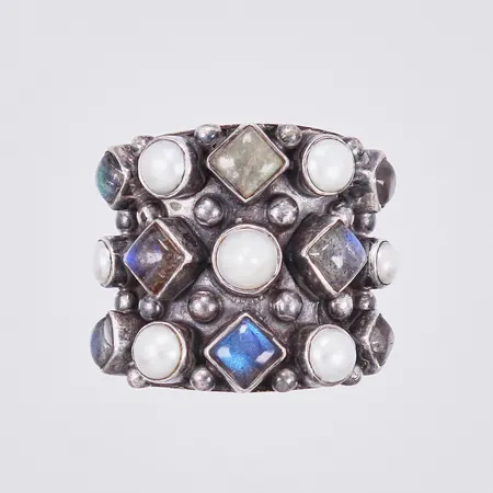 Ring KumKum, stl: 18, bredd ca 16-19mm, bucklig skena, 925/1000 silver Vikt: 25,9 g