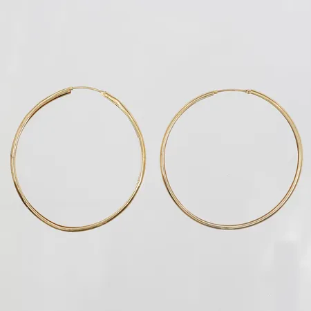 Ett par örhängen, Ø ca 50mm, bredd 4mm, skeva, buckliga, 14K Vikt: 7 g