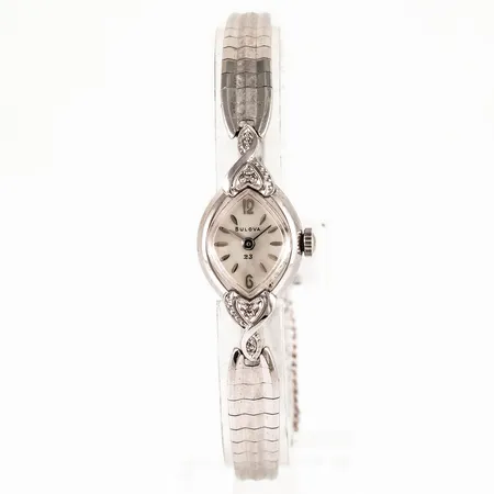 Smyckeur Bulova, guld på stål med 2 x c:a 0,01ct 8/8 slipade diamanter, boett 18,5 x 15 mm, manuell, band delvis flexibel, innermått 17 - 18 cm, bredd 5 - 7,5, säkerhetskedja. Fint skick. 