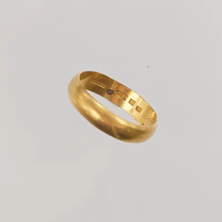 Ring, slät, Ø24, bredd: 6,3mm, gravyr, ojämn skena, 23K, 9,7g.