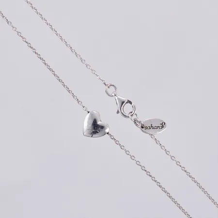 Kedja med integrerat hänge längd ca 45,8cm, bredd ca 1mm, hänget bredd ca 10mm, Sahara, 925/1000 silver Vikt: 4,4 g