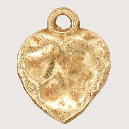 Hänge i form av ett hjärta, höjd inkl ögla: 15 mm, bredd: 12 mm, bucklor/tillplattad, saknar stämplar, 18K guld. Vikt: 0,7 g