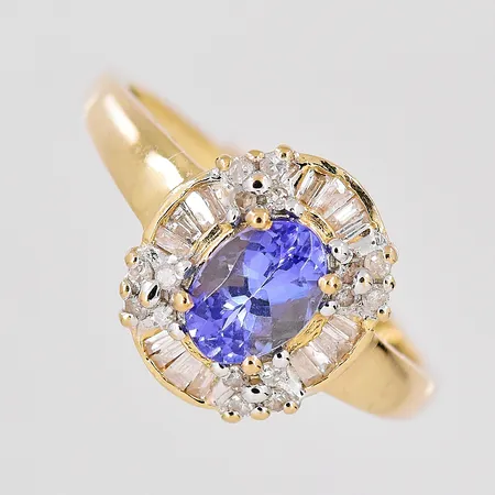 Ring, diamanter ca 16x0,005ct samt små baguetter, stl 18, blå sten, 14K Vikt: 2,7 g