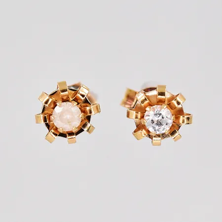 Ett par örhängen, Ø 5,8mm, defekta, missfärgade, 18K Vikt: 0,6 g