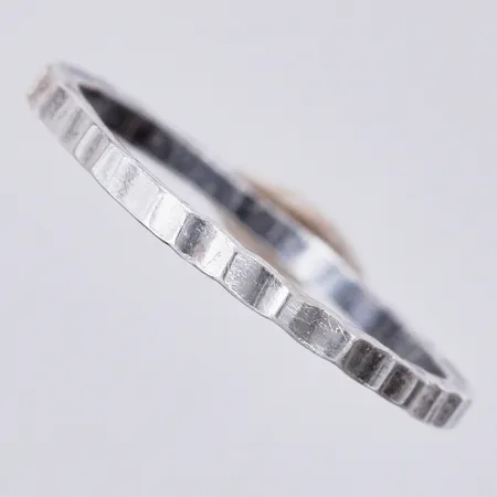 Ring stl: 17½, bredd ca 1mm, ostämplad, silver Vikt: 1,1 g