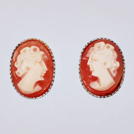 Ett par örhängen med camé, längd: ca 0,8cm, bredd: ca 6mm, silver Vikt: 1 g