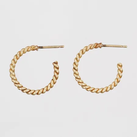 Ett par örhängen, tvinnad dekor, Ø19 mm, bredd: 2 mm, saknar snurrebussar, saknar stämplar, 18K guld. Vikt: 3,3 g