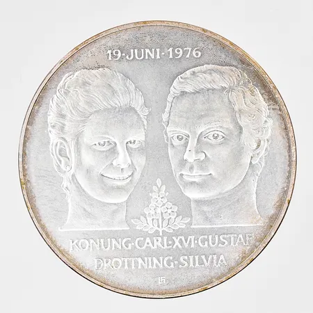 Samlarmynt, Ø 36mm, Konung Carl XVI Gustaf och Drottning Silvia, 19 juni 1976, nominellt värde 50kr, silver 925/1000 Vikt: 27 g