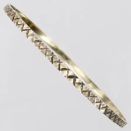 Armring, bucklig/skev, med mönsterdekor, innermått 65mm, 14K guld Vikt: 6,7 g