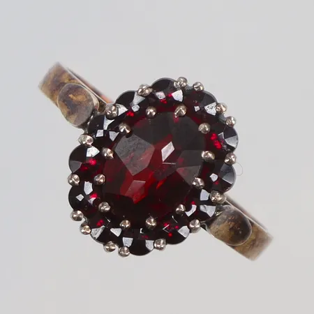 Ring med granater, Stl 17½, bredd 2-12mm, stämplad "830S HE" möjligen Heribert Engelbert, förgyllt silver, missfärgat, 830/1000 Vikt: 2,9 g