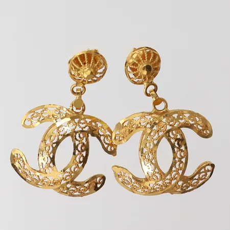 Ett par örhängen med genombruten dekor, 28x20mm, 21K. OBS! Ej Märkes Design!  Vikt: 3,9 g