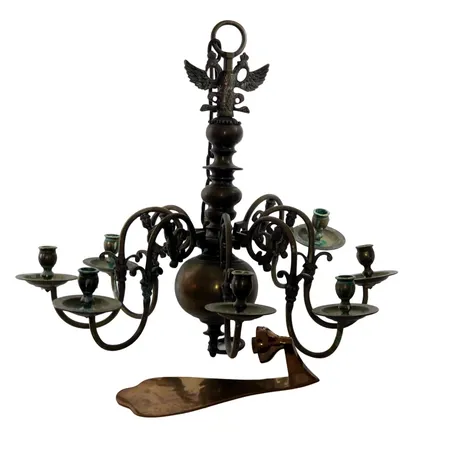 Ljuskrona, mässing, barockstil, 1900-tal, 8 ljusarmar, längd 56 cm utan kedja, bredd 60 cm, spår efter tidigare elektrifiering, oputsad, stearinrester, bruksmärken, vikt omkring 9 kg + Ljuslampett, mässing, massiv, enkel, längd 29,5 cm, bredd 11 cm, omärkt, vikt omkring 1300 gram, totalt omkring 10,3 kg, skickas ej enbart avhämtning på kontoret i Kristianstad Specialfrakt, kontakta pantbankskontoret för mer information.