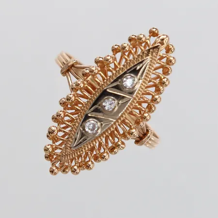 Ring med vita stenar, stl: 20¾, 2,5-26mm, 14K. Vikt: 4,3 g