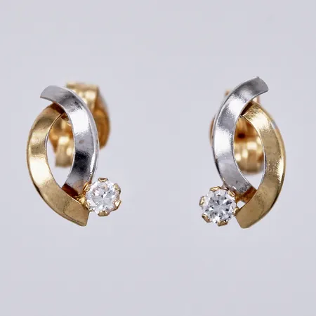 Ett par örhängen med vita stenar, längd: ca 0,9cm, bredd: 4-5mm, 18K Vikt: 0,6 g
