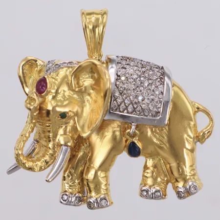 Hänge elefant med diamanter ca 76x 0,005ct, en blå sten, en röd sten, två gröna stenar, en diamant saknas, längd inklusive ögla 35mm, bredd 40mm, vitguldsdetaljer, ostämplad 18K Vikt: 20,6 g