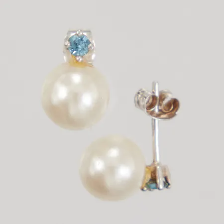 Ett par örhängen, blå stenar samt pärlimitation, längd ca 11mm, Ø ca 8mm, Silver Vikt: 1,2 g