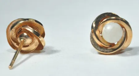 Ett par örhängen med pärla 18k, slitna pärlor/plopp saknas Vikt: 0,8 g