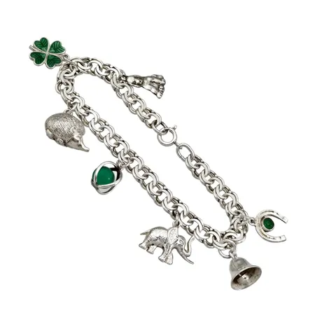 Armband Bismarck med 7 stycken berlocker, silver, längd 17 cm, bredd 6,5 mm, berlocker med varierande mått, stenar utan anmärkning Vikt: 14 g